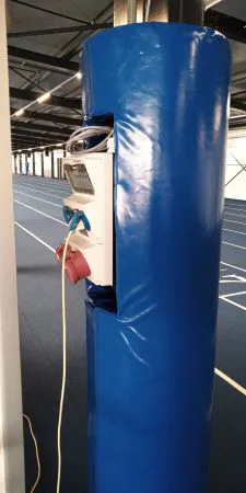 Paalbescherming in indoor atletiekbaan