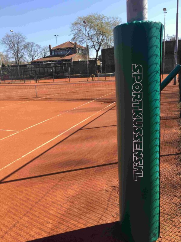 Donker groene paalbescherming tennisbaan